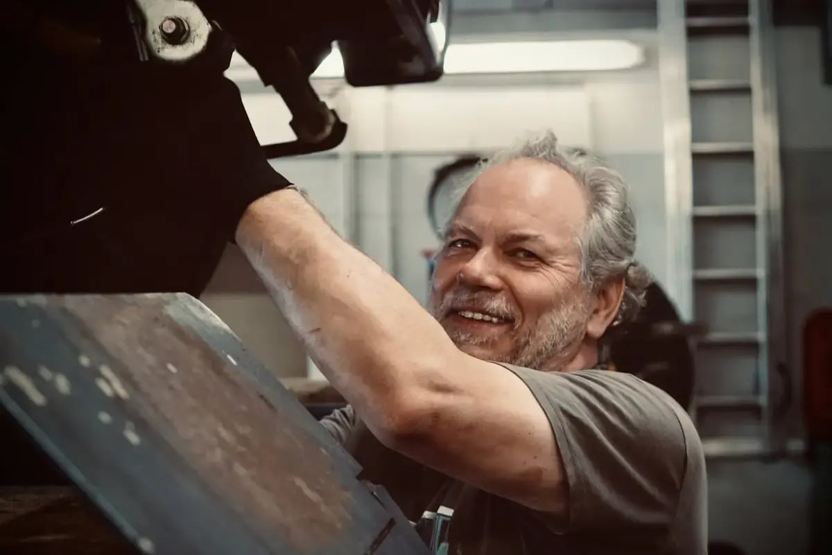 Mario von CARSPIRIT an einem Toyota LandCruiser 70