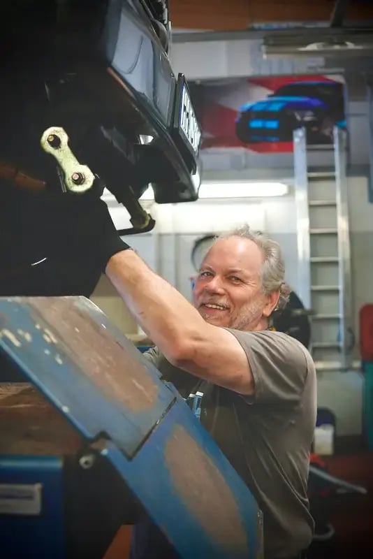 Mario in der CARSPIRIT Werkstatt Manufaktur