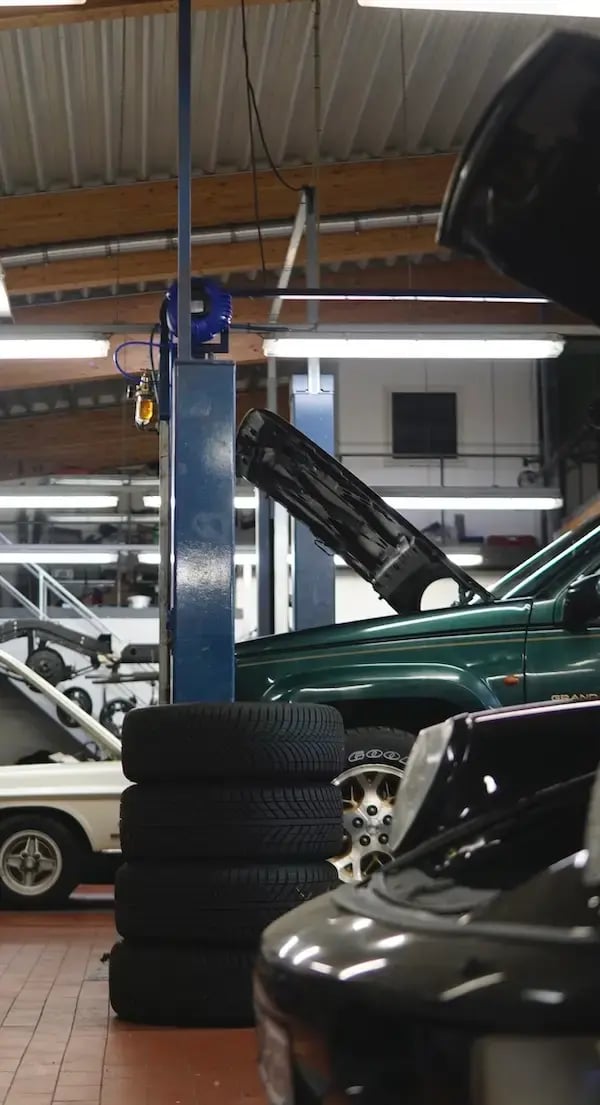 CARSPIRIT Werkstatt Hauben auf Porsche 911 Jeep Grand Cherokee Ford Capri